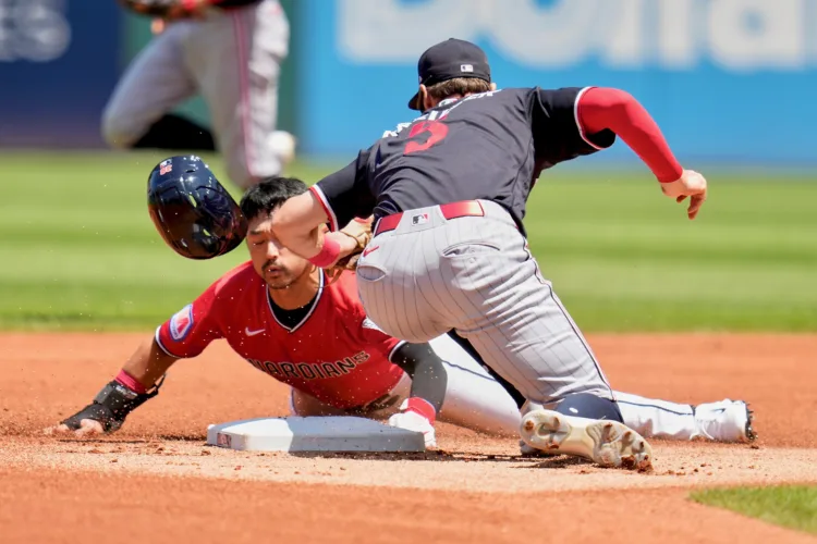 Twins defeat Guardians for series split